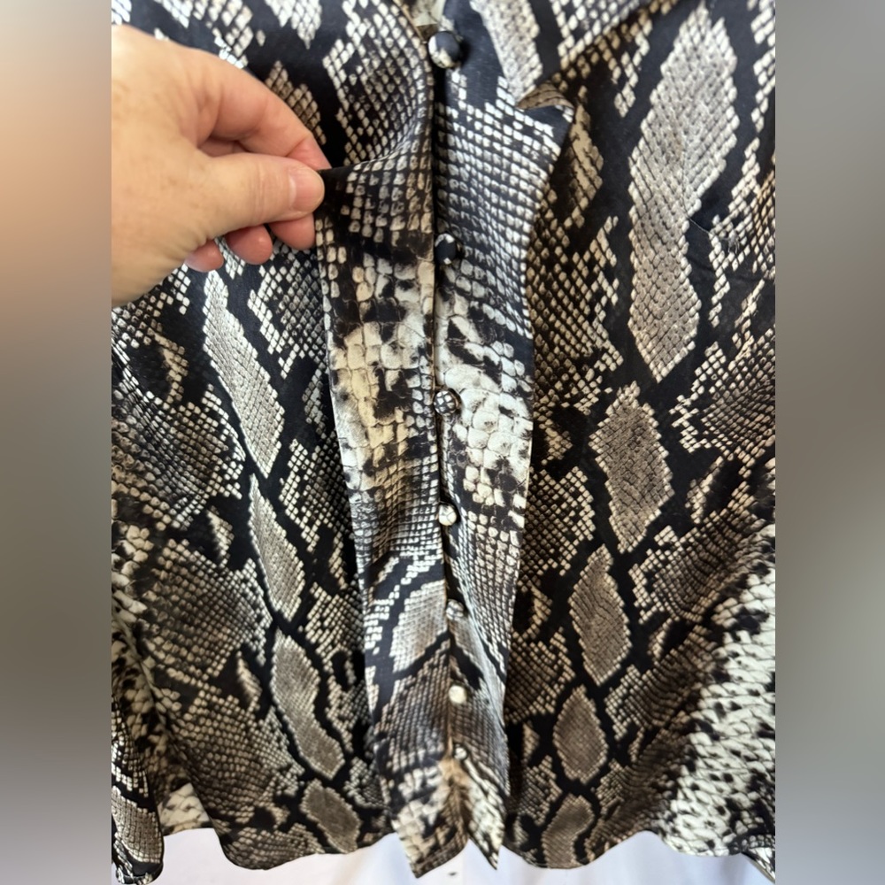 Jones of New York Snakeskin Long Sleeve Button‎ Front Blouse size 14 - Picture 2 of 10